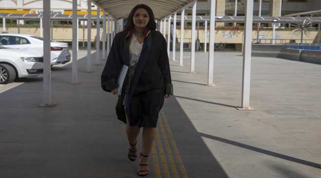 Kadın avukatın şiddet gören müvekkilinin kayınpederi tarafından darbedilmesi güvenlik kamerasında