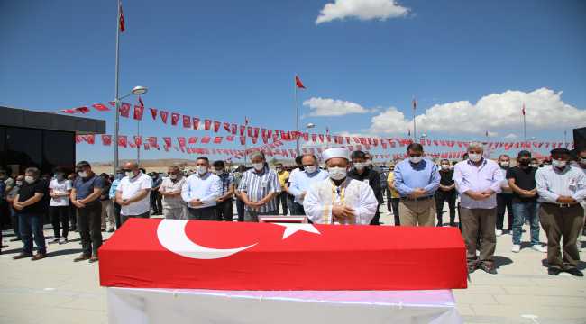 Kalp krizi sonucu vefat eden polis memurunun cenazesi Sivas'ta toprağa verildi