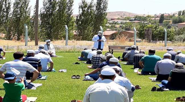 Karakeçili'de cuma namazı öncesi Kovid-19 bilgilendirmesi