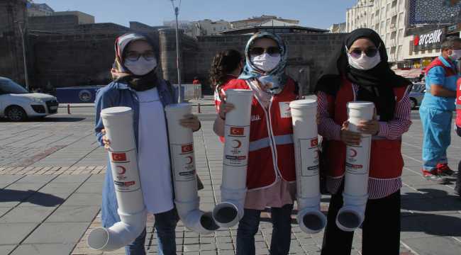 Kayseri'de gönüllüler sokak hayvanları için mama ve su kabı yaptı 