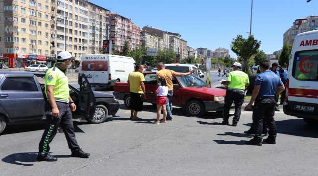 Kayseri'de iki otomobil çarpıştı: 6 yaralı

