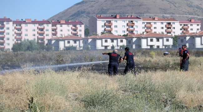 Kayseri'de otluk alanda çıkan yangın kamu binalarına sıçramadan söndürüldü