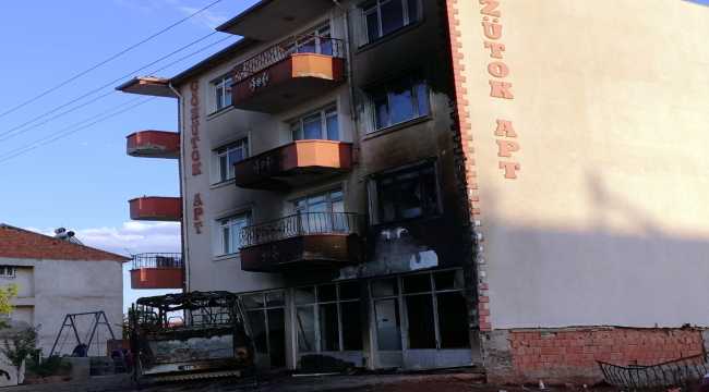 Kırıkkale'de park halindeki midibüste çıkan yangının sıçradığı apartmanda hasar oluştu