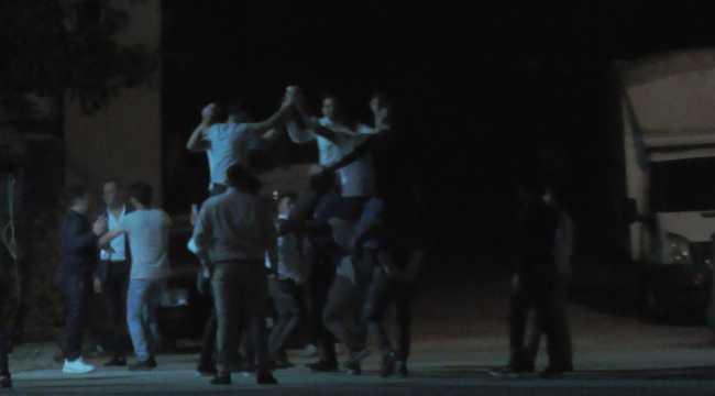 Konya'da düğünde gençler, koronavirüs salgınını hiçe saydı