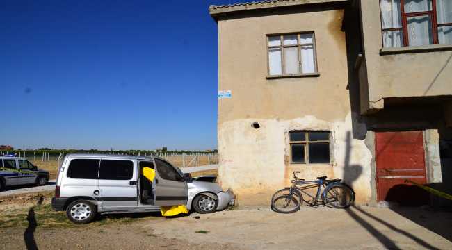 Konya'da hafif ticari araç duvara çarptı: 1 ölü, 2 yaralı