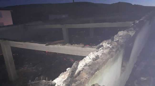 Ahır Yangınında 12 ton saman yandı, bir eşek telef oldu