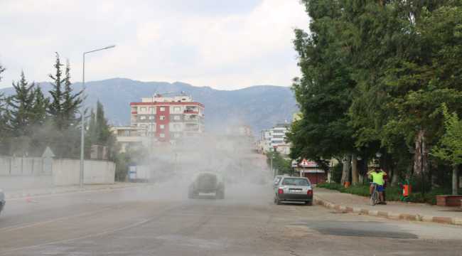 Kozan'da çiftçilerden dezenfekte çalışması