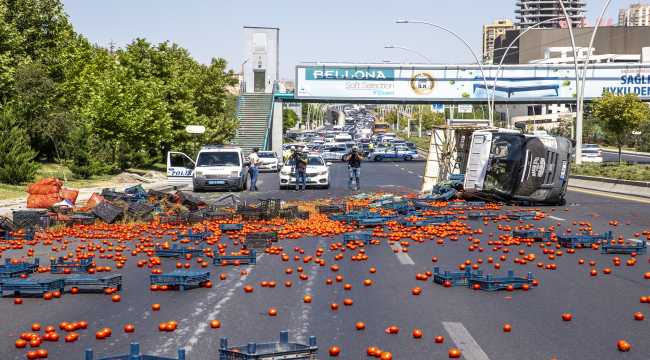 Lastiği patlayan sebze yüklü kamyonet devrildi: 2 yaralı