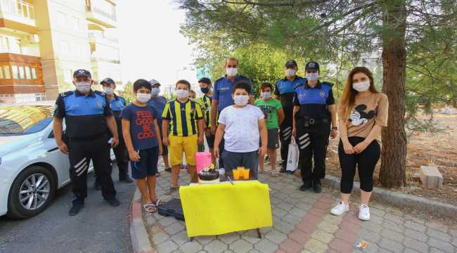 Limonata satarak Milli Dayanışma Kampanyası'na destek olan çocuğa Emniyet Müdüründen doğum günü sürprizi