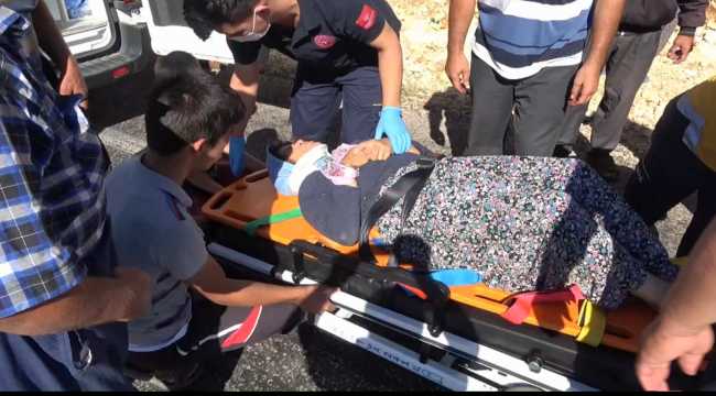 Mersin'de devrilen kamyonetteki 2 kişi yaralandı