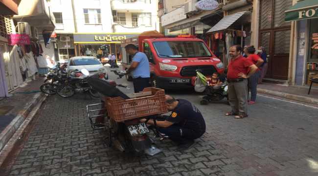 Mersin'de motosikletin koruma kapağına sıkışan kedi yavrusunu itfaiye kurtardı