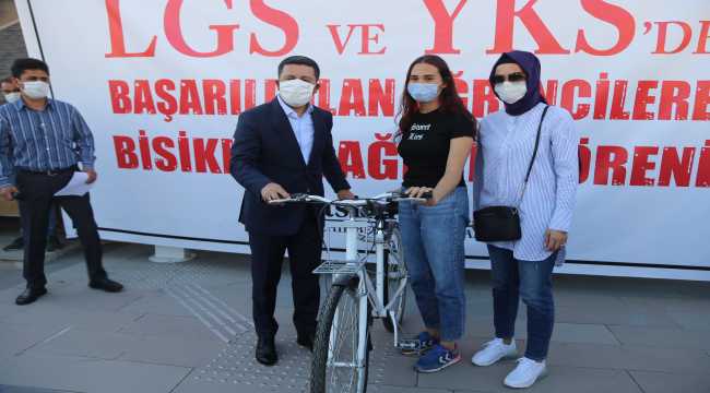 Nevşehir’de YKS’de başarılı olan 250 öğrenciye bisiklet hediye edildi