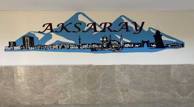 Öğrencilere sürpriz için okulların duvarlarını süslüyor