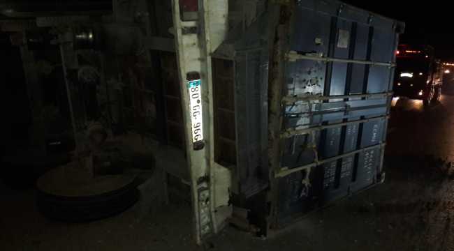 Osmaniye'de ipek yüklü tır devrildi: 1 yaralı
