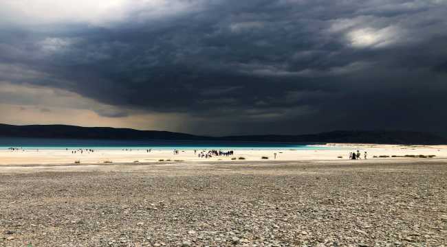 Salda Gölü yağmur yüklü kara bulutların altında görsel şölen sunuyor 