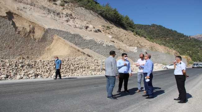 Silifke Kaymakamı Nazlı, heyelan nedeniyle kapanan Silifke-Mut yolunu inceledi
