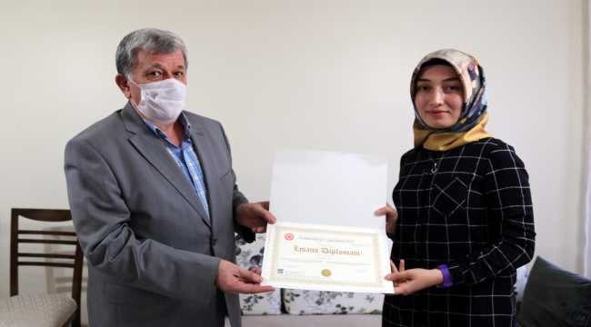 Sivas'ta mezun olan üniversite öğrencileri diplomalarını evlerinde aldı