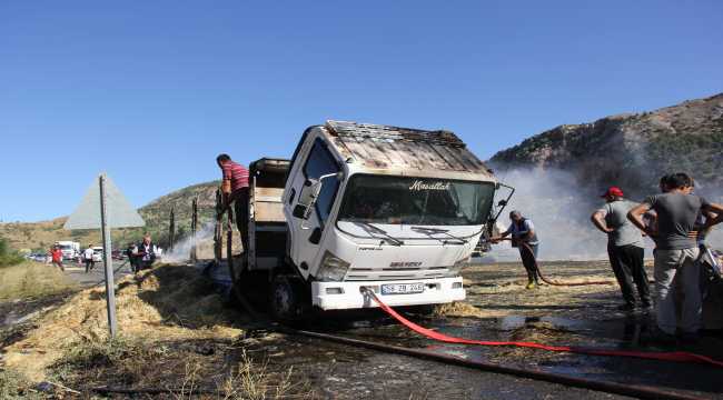 Sivas'ta saman yüklü kamyon yandı