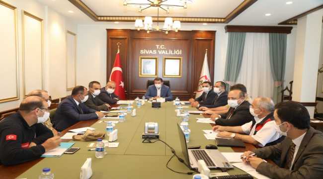 Sivas Valisi Ayhan'dan ev hanımları ve emeklilere Kovid-19 uyarısı