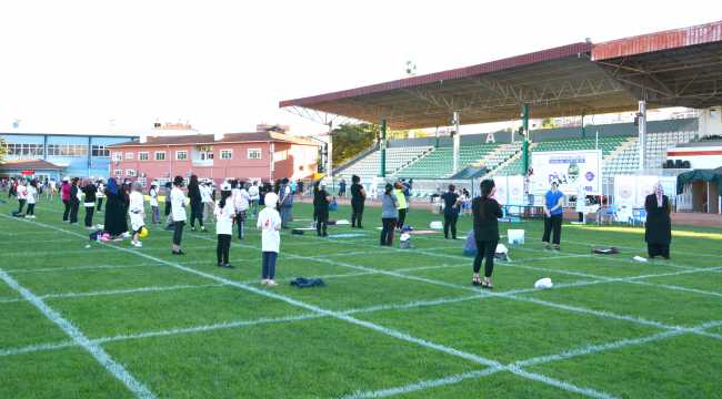 Stadyumda buluşan kadınlar Kovid-19 tedbirlerine uyarak spor yapıyor

