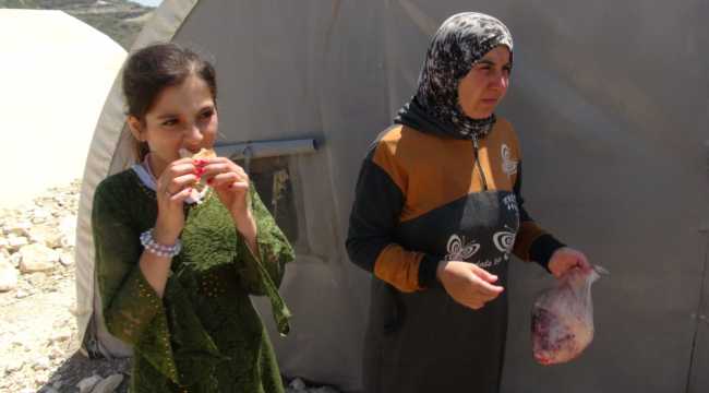 Suriyelilerin kurduğu dernek ihtiyaç sahiplerine kurban eti ulaştırdı 