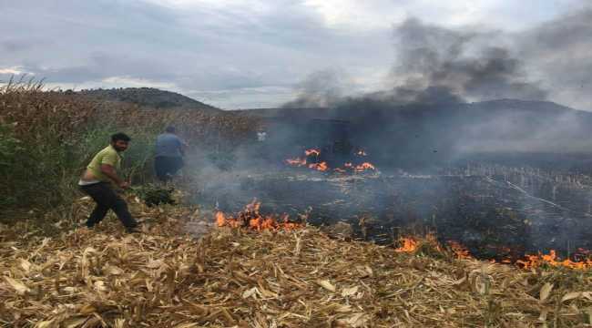 Tarlada ekim sırasında yanan traktör kullanılmaz hale geldi
