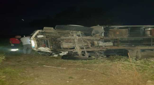 Tarsus'ta devrilen kamyonetin sürücüsü yaralandı
