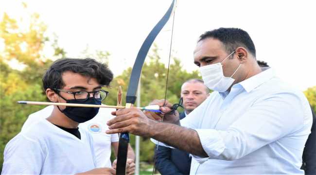 Toroslar'da çocuklar okçuluk ile tanışıyor 