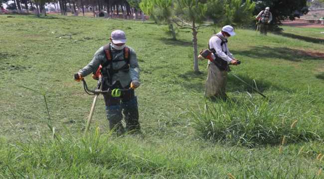 Toroslar'da park ve yeşil alanların bakımı yapılıyor