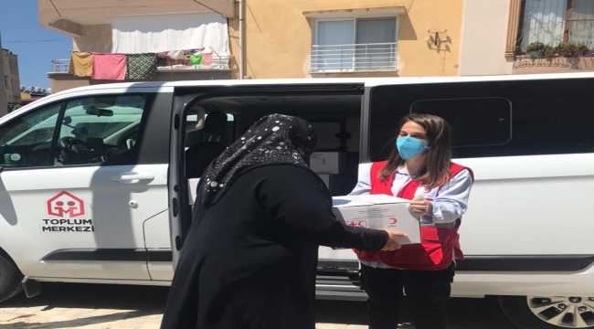 Türk Kızılay Hatay Toplum Merkezi çocuk ve yetişkinler için hijyen kiti dağıttı