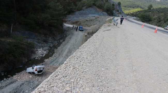 Uçuruma devrilen aracın şoförü yaralandı