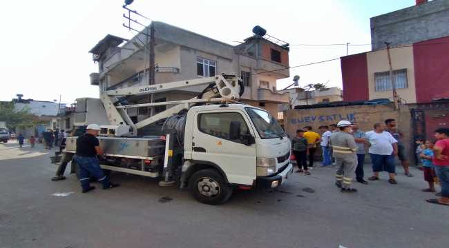 Adana'da elektrik direğine çıkan kişi akıma kapılarak ağır yaralandı