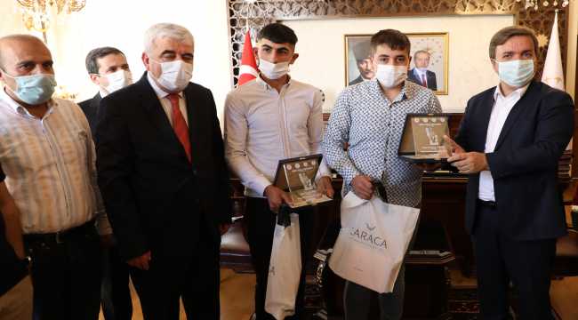 Aksaray'da yılın ahisine kaftan giydirildi, kalfa ve çıraklar ödüllendirildi