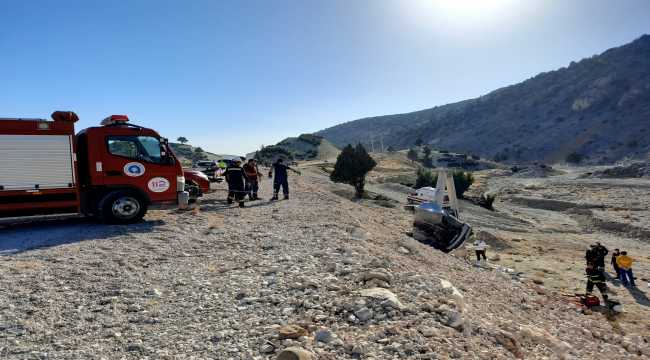 Antalya'da otomobil beton direğe çarptı: 1 ölü, 2 yaralı
