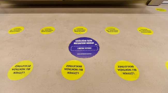 Başkentte toplu taşıma araçlarının zeminlerine sosyal mesafe için yapıştırma uygulaması başladı