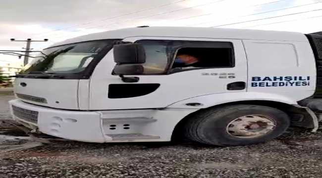 Belediye Başkanı Tekin, temizlik aracıyla cadde ve sokakları temizledi