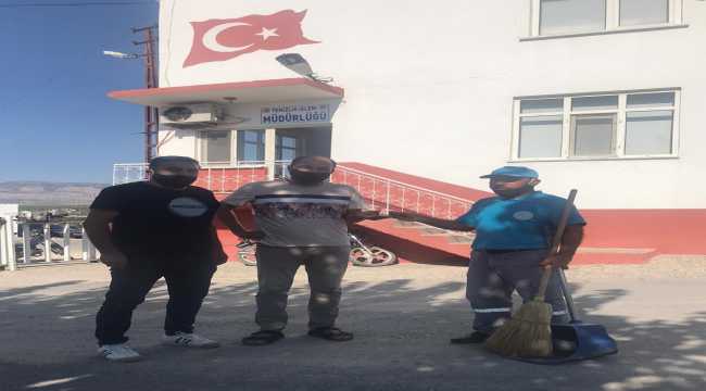 Belediyede temizlik işçisi yolda bulduğu altın küpeyi sahibine teslim etti
