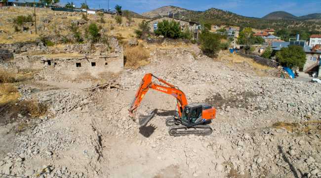 Beyşehir'de metruk yapılar yıkılıyor
