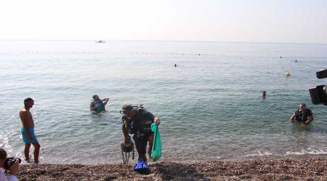 Dünyaca ünlü Konyaaltı Sahili'nde temizlik yapıldı