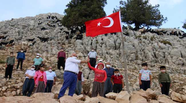 EBA'dan derslerini takip edemeyen Yörük kızı Gülsüm'e tablet