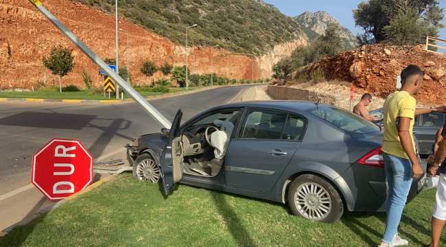 Kaş'ta otomobil aydınlatma direğine çarptı: 3 yaralı
