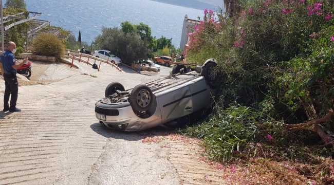 Kaş'ta otomobil devrildi: 2 yaralı