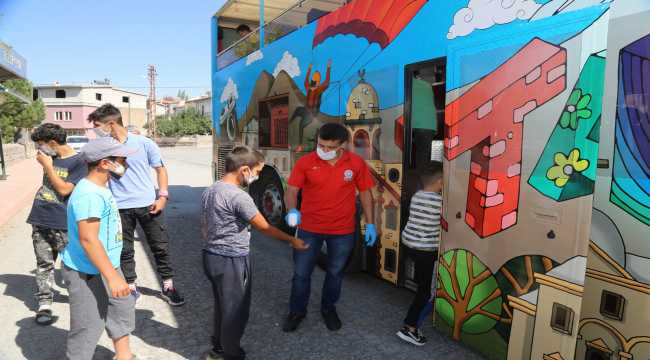 Kayseri'de tarlada çalışan çocuklara üstü açık tur otobüsü gezisi