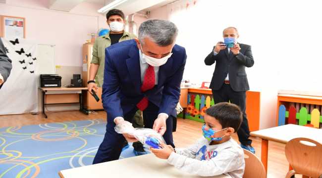 Mamak Belediyesi ilk ders gününde öğrencilere Ankara simidi dağıttı