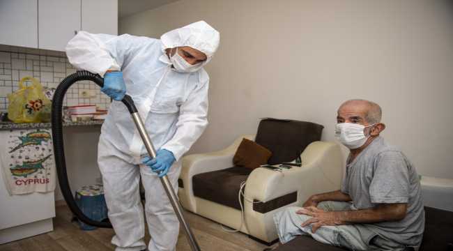 Mersin'de yalnız yaşayan yaşlı adama belediyeden yardım eli 