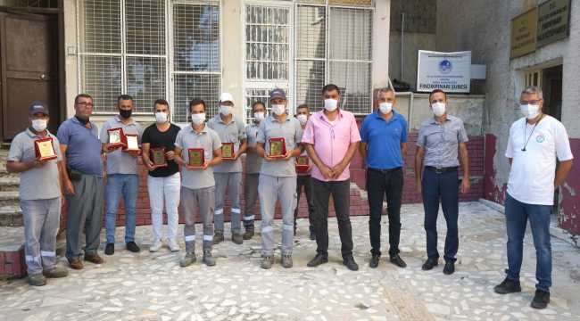 Mezitli'de belediye çalışanlarına plaket verildi