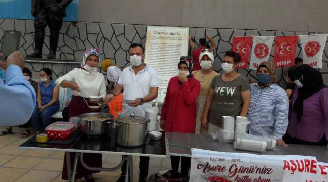 MHP Düziçi İlçe Kadın Kolları vatandaşlara aşure dağıttı