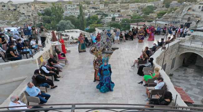 Moda tasarımcıları yeni kreasyonlarını Kapadokya'da tanıttı
