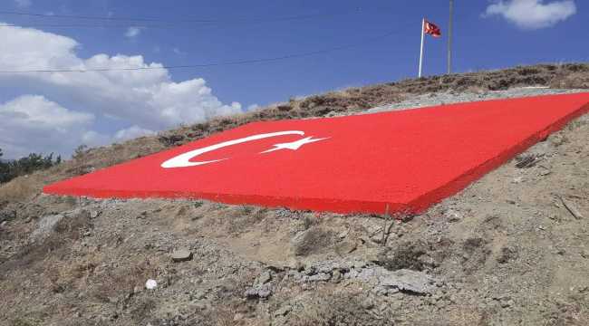 Sivas'ta köylüler, 58 metrekare büyüklüğünde beton Türk bayrağı yaptı 