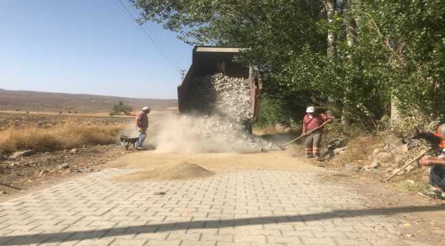 Ulaş'ta kilit parke taşı döşeme çalışmaları devam ediyor